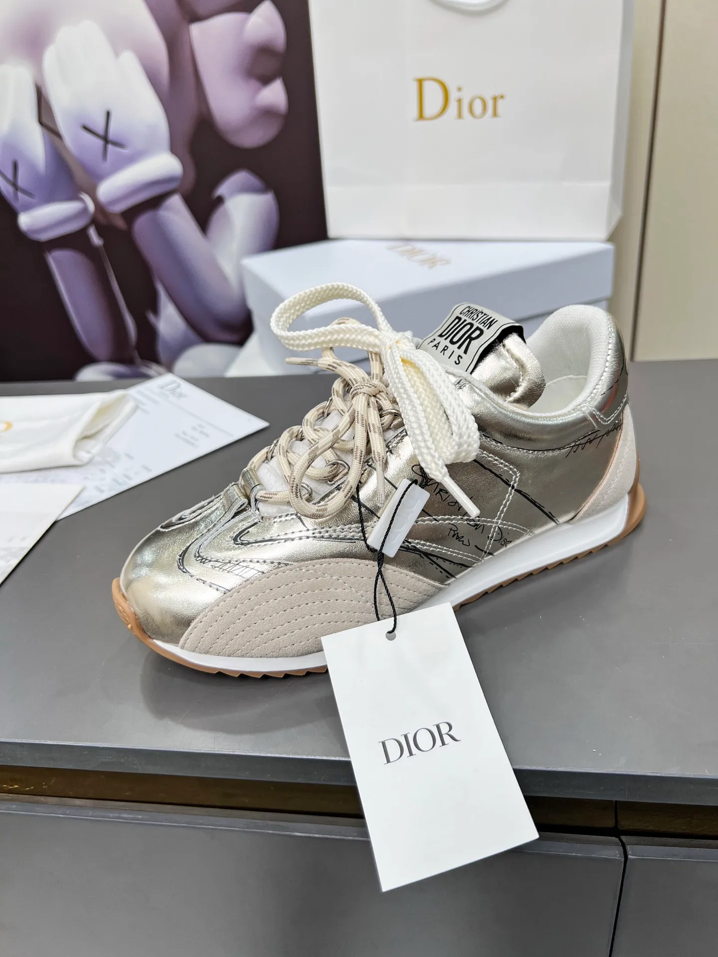 Gold men's shoes 💰580 D-Sketch sneakers are new products in the 2025 spring and summer ready-to-wear series❤️‍🔥❤️‍🔥❤️‍🔥❤️‍🔥, highlighting the classic retro aesthetics. Crafted from gold-toned crinkled sheepskin and gold-toned laminated calfskin 🌹🌹🌹, it features beige suede calfskin panels and double laces. The side is decorated with a handwritten Christian Dior Men's Shoes 💰aris logo🎆🎆🎆, while the heel and tongue are embellished with Christian Dior Men's Shoes 💰aris logo panels and plaques. Paired with two-color thin rubber soles, they look more refined. Size: 35~41 (men’s model is currently available). Color: black, white, gold, silver.